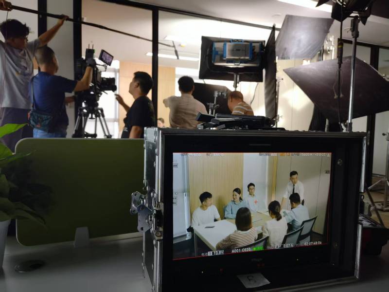 新浦区TVC拍摄公司：科技产品视觉化大师，诠释未来感与功能美学